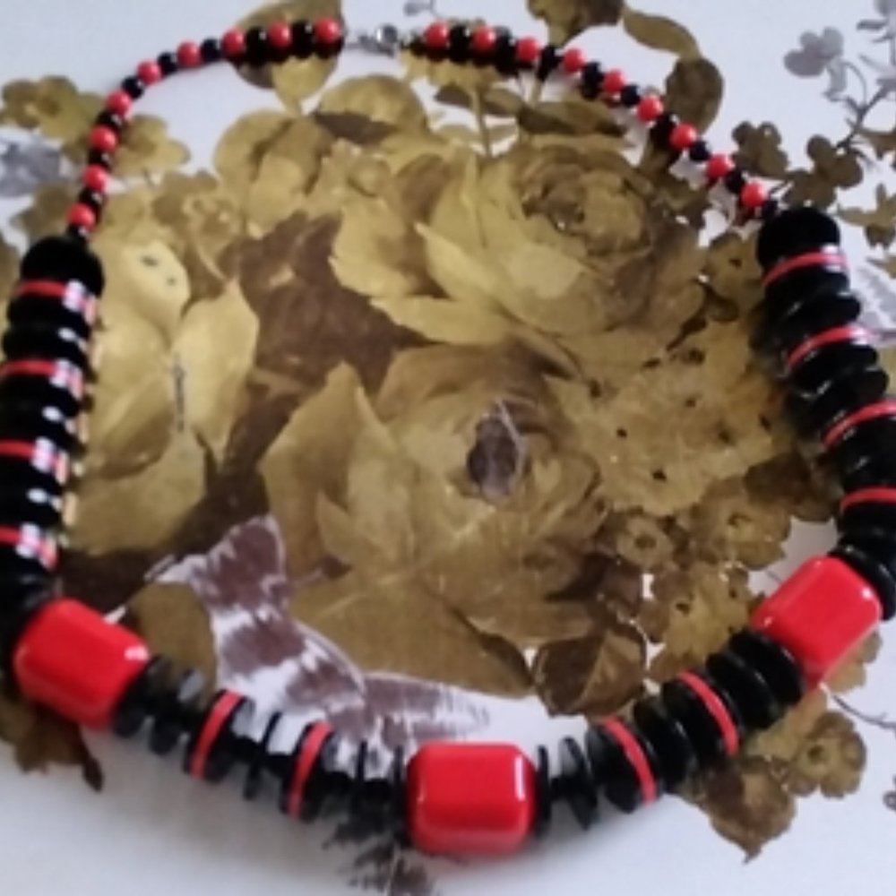 VINTAGE RED AND BLACK NECKLACE